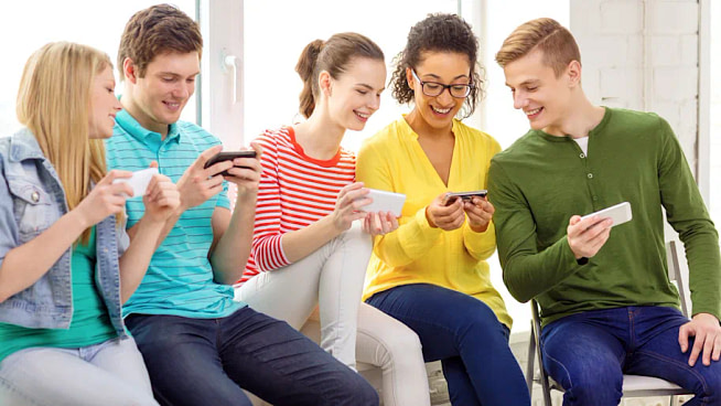 psychology-cyberbullying-gossip-online-behavior-teenagers A group of friends hanging out together