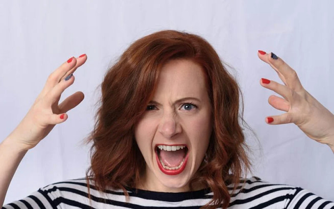 julien-l-M5tefBe38QU-unsplash-800x500 A angry woman shouting with anger