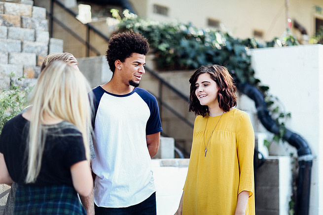 alexis-brown-Xv7k95vOFA-unsplash Some friends talking amonng themselves