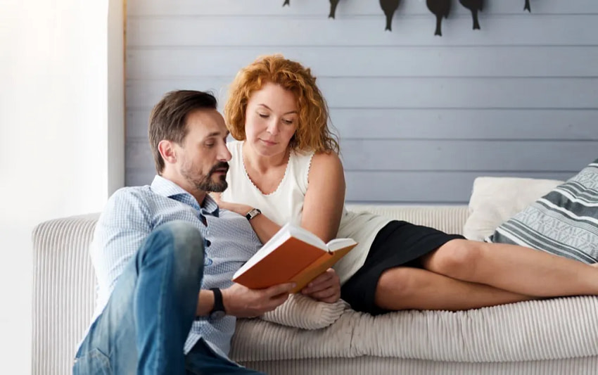 Man-Reading-Poem-to-Woman Man-Reading-Poem-to-Woman